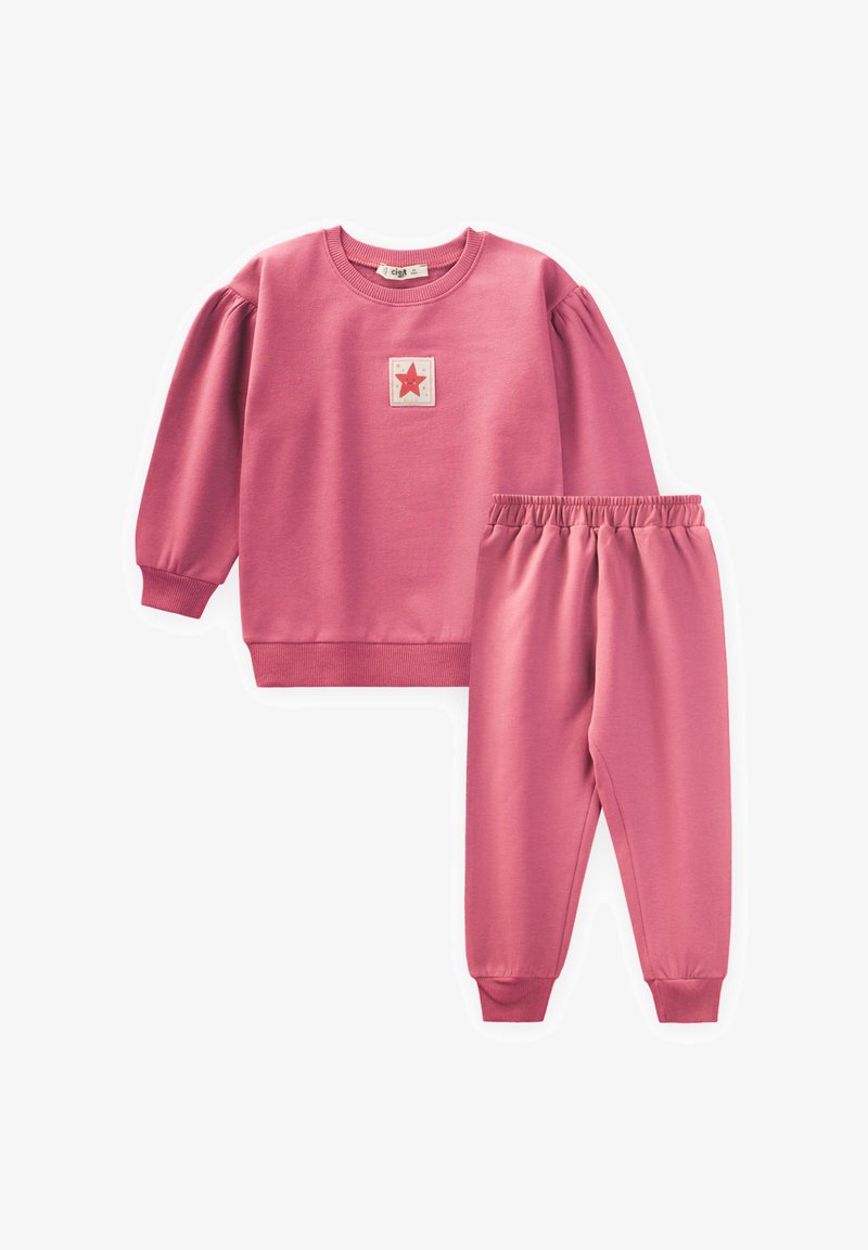 Conjunto de sudadera rosa de dos piezas y pantalones jogger de cintura elástica para niños, con mangas abullonadas y un parche de estrella roja en el pecho.