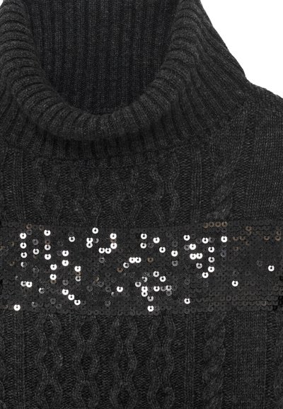 Maglione a collo alto nero lavorato a maglia con un nastro di paillettes nere lucide attraverso il petto.