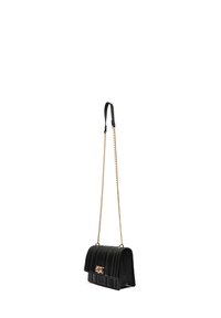 Borsa a tracolla in pelle nera con un design trapuntato, tracolla in catena dorata e una chiusura decorativa. Presenta una forma strutturata e una superficie liscia.