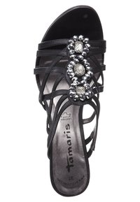 Sandale noire à brides avec trois gros groupes de perles argentées sur le dessus et un petit talon, marque Tamaris avec semelle intérieure en cuir.