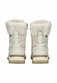 Witte enkelboots met een nepbontkraag, een gladde leren textuur, ritssluiting en een solide beige zool. "MUSTANG" branding op de hak.