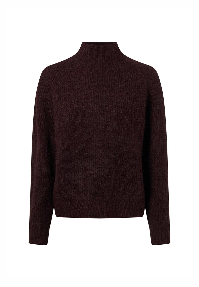 Donkerbruine ribgebreide trui met lange mouwen en een hoge kraag, weergegeven op een witte achtergrond.