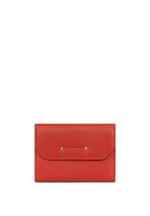 Rode leren portemonnee met klepsluiting beveiligd door twee studs in goudkleur, gegraveerd met het logo "HEXAGONA Parisien" aan de voorkant.