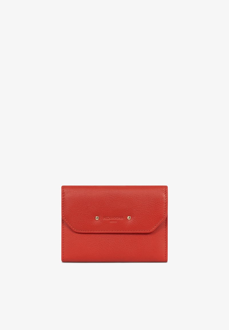 Czerwony skórzany portfel z klapką zapinaną na dwa złote zatrzaski, z tłoczonym logo "HEXAGONA Parisien" na froncie.