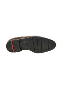 Semelle de chaussure en cuir brun avec un motif de traction en caoutchouc noir, dotée d'un accent rouge au talon et d'une forme lisse et arrondie.