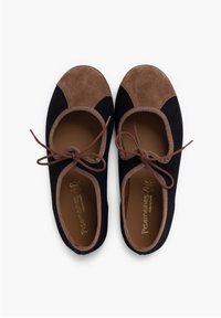 Bailarinas de ante negro y marrón con puntera redondeada, ribete elástico y cordones marrones, que cuentan con un forro interior suave y un diseño de perfil bajo.