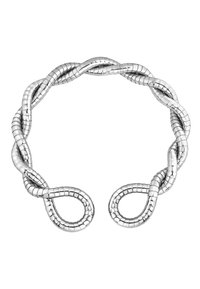 Silberner verdrehter segmentierter Metallkragen mit zwei geschlungenen Enden, die das Licht auf einem weißen Hintergrund reflektieren.