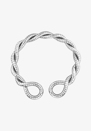 Zilveren gedraaide segmenten metalen kraag met twee lussen aan de uiteinden, die het licht weerkaatsen op een witte achtergrond.