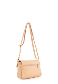 Torba typu crossbody w kolorze brzoskwiniowym, wykonana ze skórzanej tekstury, z przednią kieszenią na zamek oraz regulowanym paskiem dla zwiększenia uniwersalności.