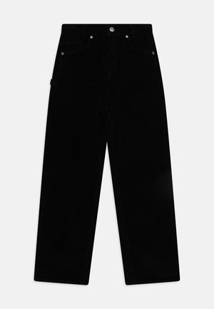 Fekete kordbársony nadrág egyenes szabással, gombos záródással, ezüst színű fém kiegészítőkkel és texturált függőleges bordázattal.