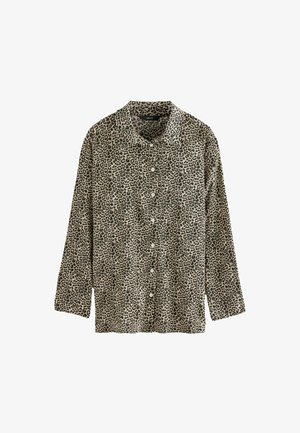 Chemise en imprimé léopard en tissu léger ; devant à boutons, manches longues, col pointu et accents noirs sur fond beige.