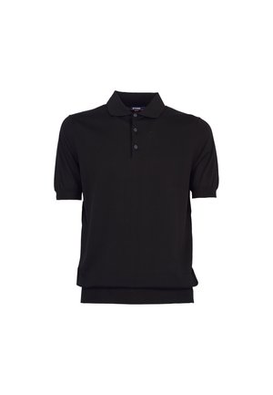 Czarna koszulka polo z krótkim rękawem, trzy guziki oraz prążkowany dół i mankiety, przedstawiona na białym tle.