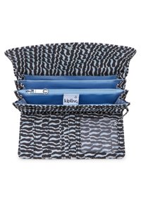 Kipling-plånbok med ett svart och blått vågmönster, med flera fack och en zippered innerficka, strukturerad tygdesign.