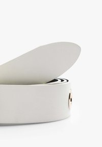 Ceinture en cuir blanc avec une texture lisse, un design enroulé et un accent de quincaillerie en rose doré rond. Le bord présente une doublure noire contrastante.