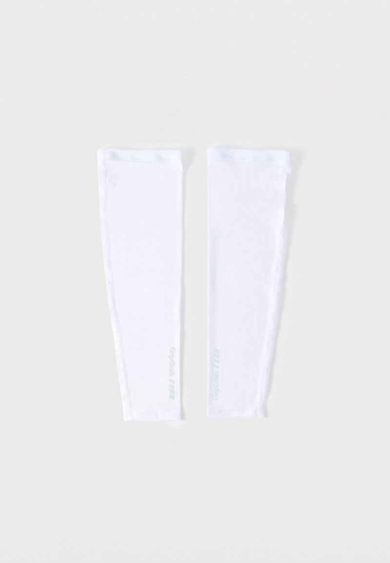 Valge kangaga käsivarresoojendite paar, mis on laotud lahtiselt heledale taustale, kummalgi õrnad hallid logod randme lähedal.