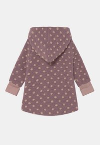 Beige gepunkteter, gemütlicher Sweater in Mauve mit Kapuze und weichem, strukturiertem Stoff. Die Bündchen in einfarbigem Pink reichen über die Ärmeln hinaus.