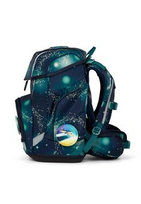 Marineblauer Rucksack mit einem sternenmuster, ausgestattet mit einem runden Abzeichen, mehreren Fächern, verstellbaren Trägern und einem strapazierfähigen Boden.