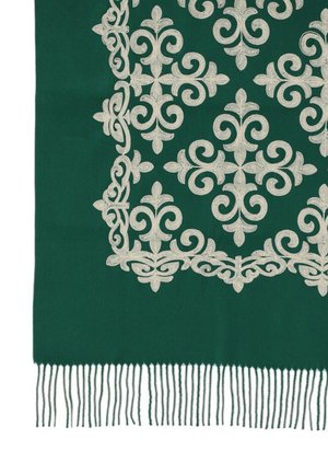 Zielony tekstylia z misternymi srebrnymi wzorami kwiatowymi, z frędzlami na brzegach, wykonane z miękkiego materiału odpowiedniego do dekoracji domu.