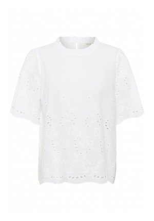 Bílá blůza s krátkými rukávy, vroubkovaným výstřihem, vyšívaným květinovým vzorem a vykrojenými detaily podél lemů a rukávů.