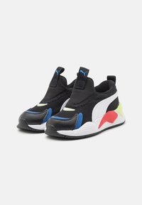 Mustat verkko- ja synteettiset lenkkarit, joissa on liukumaton muotoilu. Ominaisuuksia sinisiä, vihreitä, punaisia ja valkoisia yksityiskohtia. Pehmustettu kaulus ja kumipohja.