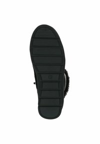 Zwarte rubberen zool met verticale ribbels voor grip, met een ronde neus en een bovenkant met bontaccenten voor extra textuur en detail.