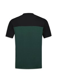 Camiseta de manga corta con una sección superior negra y una sección inferior verde. Hecha de una tela suave, con un cuello redondo y hombros sin costuras.