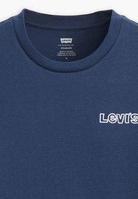 T-shirt de algodão azul marinho, de manga curta, com decote redondo e logotipo "Levi's" bordado em branco no peito. Textura suave, ajuste casual.