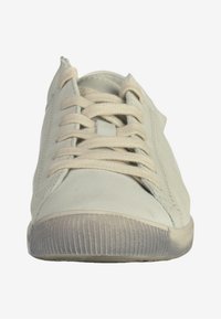 Sneaker in pelle grigia chiara con punta rotonda, suola in gomma testurizzata e lacci piatti beige. Design minimalista con dettagli di cucitura discreti.