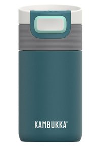 Termos próżniowy KAMBUKKA w ciemnym teal w matowym wykończeniu; owalna pokrywa w białym i teal; teksturowana szara wstążka w górnej części.