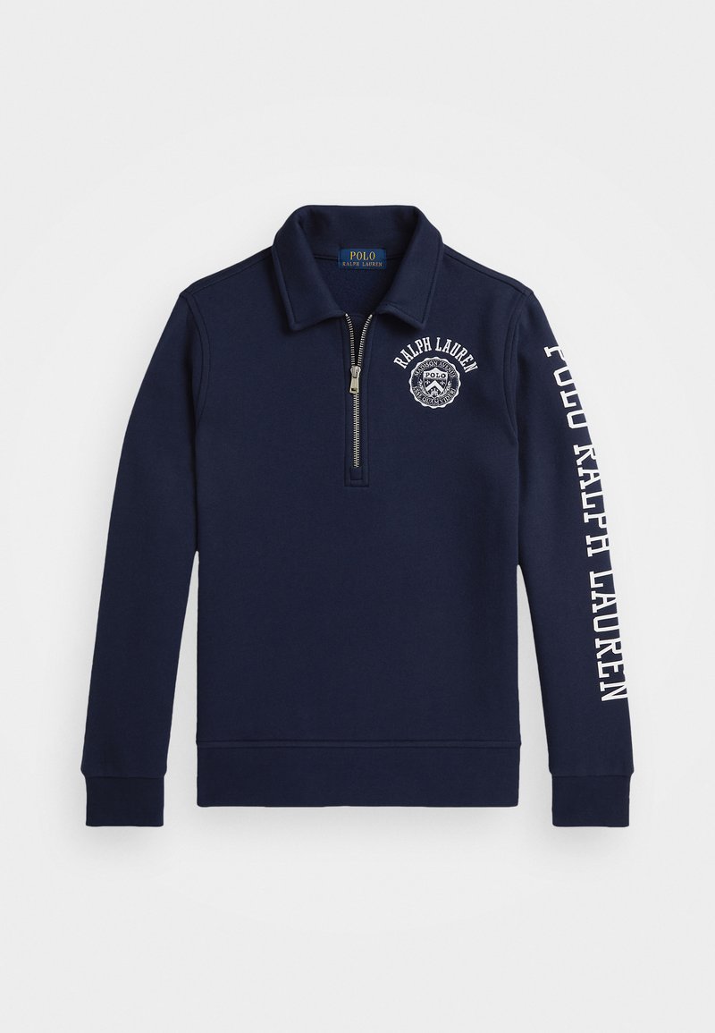 Sweatshirt pullover azul marinho, com fecho de zíper de um quarto, apresentando um logótipo branco no peito e o texto "POLO RALPH LAUREN" ao longo da manga. Textura suave.