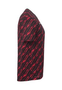 Chemise à manches courtes avec un motif en zigzag noir et rouge, fabriquée en tissu respirant, avec un col rond et une coupe régulière.