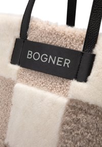 Torba tote iz umetnega volnenega usnja z združnim vzorcem v bež tonih in črnimi usnjenimi ročaji z oznako "BOGNER".