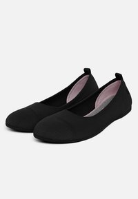 Schwarze Stoff-Ballettschuhe mit strukturierter Oberfläche, runder Zehenpartie und weicher rosa Innenauskleidung. Verfügt über eine flexible Sohle für zusätzlichen Komfort.