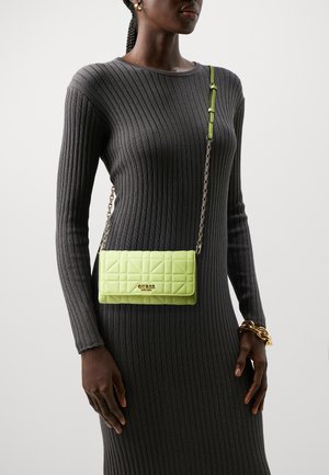 Guess ASSIA CROSSBODY FLAP ORGANIZER - Sac bandoulière - chartreuse