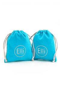Deux sacs à cordon bleu aqua en tissu doux, avec un logo circulaire portant le texte "Elli par Julie & Grace" en blanc.