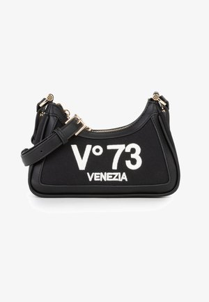 Zwarte rechthoekige handtas met gouden hardware, verstelbare band en witte "V°73 VENEZIA" borduur op de voorkant.
