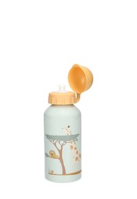 Kinderwasserflasche mit gelbem Deckel und Klappverschluss, verziert mit Illustrationen eines Lions, der auf einem Baumast ruht, und einer Giraffe, die in der Nähe steht.