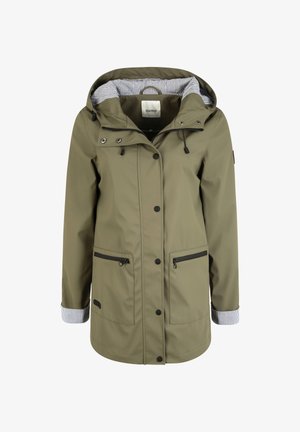 Chaqueta impermeable con capucha color verde oliva, botones a presión negros, bolsillos con cremallera y forro interior con rayas en la capucha y los puños.