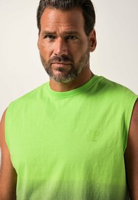 Camiseta sin mangas de color verde neón, hecha de algodón suave, que presenta un sutil logo en relieve "JP 1880". Textura suave y cuello redondeado.