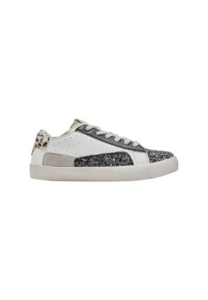 Baskets avec une tige en cuir blanc, des accents gris, un bout noir pailleté, un panneau latéral en daim et un détail imprimé léopard au niveau du talon. Semelle en caoutchouc.