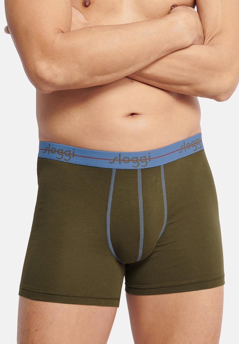 Olivgrön boxershorts med en ljusblå midjeband som har varumärket "sloggi" i en kontrasterande färg. Elastiskt material med sydda detaljer.