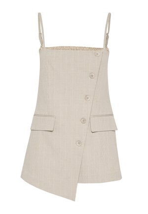 Beige színű ruha vékony pántokkal, texturált kockás mintával, gombos elülső résszel és két folt zsebbel a deréknál, jellemzője pedig a ferde szegély.