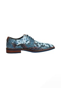 Blauwe en zwarte schoenen met slangenprint, met een leren bovenwerk, vetersluiting en een bruine houten zool. Heeft een gestructureerde afwerking en contrasterende accenten.