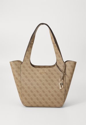 Sac fourre-tout brun à motif avec un design structuré, doté d'une large ouverture, de deux poignées pour les épaules et d'un accent logo en or. Détail de porte-clés inclus.