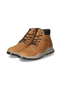 Botas de cuero marrón de media caña con collar de tela negra, cordones negros y suela de goma gris; textura suave y lados reforzados.