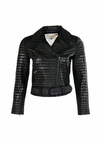 Čierna kožená bunda s striebornými cvokmi, opaskom v páse a vreckami na zips. Výrazný golier so zárezmi a priliehavý strih zvýrazňujú jej štruktúru.