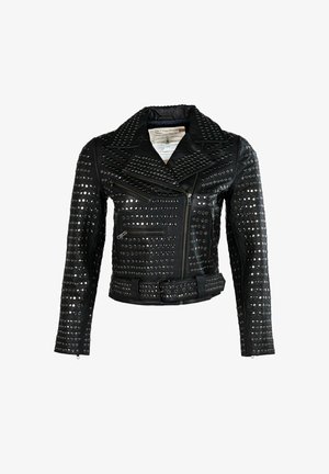 Musta nahast jakk, millel on hõbedased naelad, vööga talje ja tõmblukuga taskud. Sälguga krae ja lõikega disain rõhutavad selle vormi.