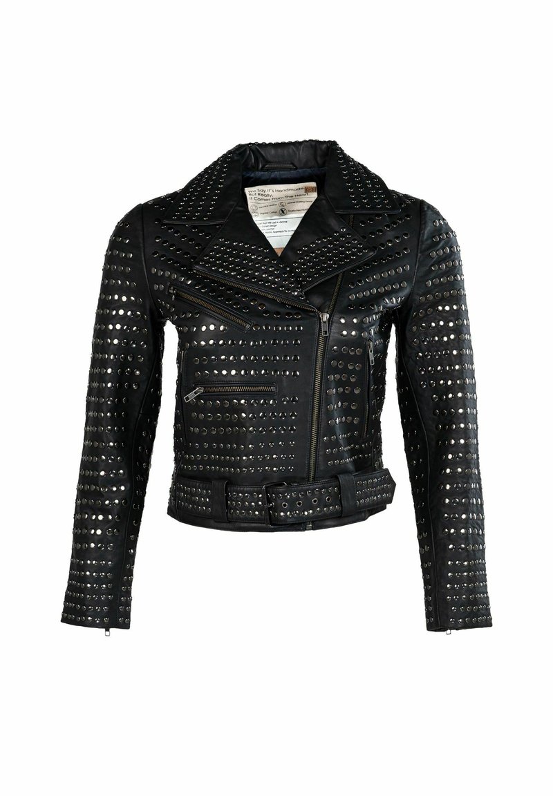 Čierna kožená bunda s striebornými cvokmi, opaskom v páse a vreckami na zips. Výrazný golier so zárezmi a priliehavý strih zvýrazňujú jej štruktúru.