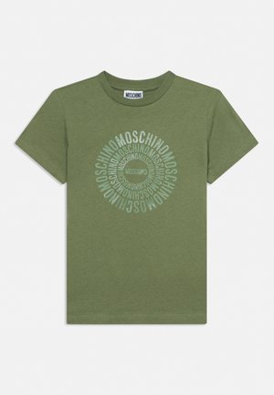 Roheline lühikeste varrukatega T-särk, millel on esiküljel helesiniste ringikujuliste Moschino logodega muster ja väike Moschino lipsusilt.
