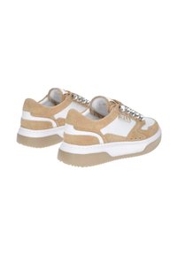 Sneakers in suede beige e pelle bianca con borchie decorative sui lacci, suola chunky crema e design a texture mista.